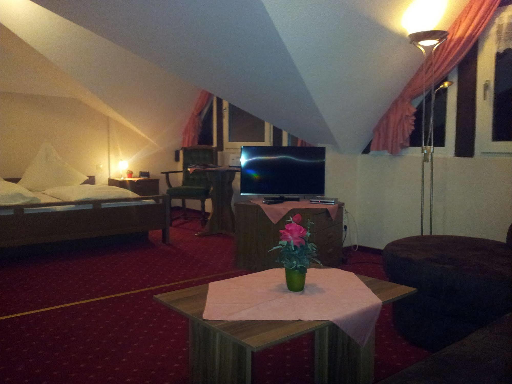 Hotel Zur Winzergenossenschaft Ернст Екстер'єр фото