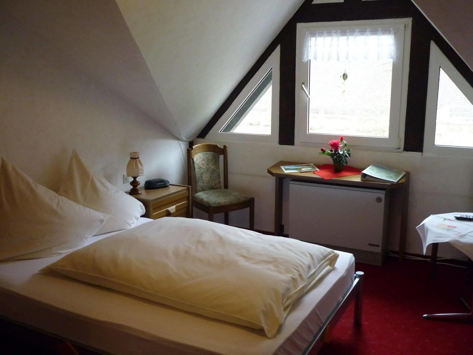 Hotel Zur Winzergenossenschaft Ернст Екстер'єр фото